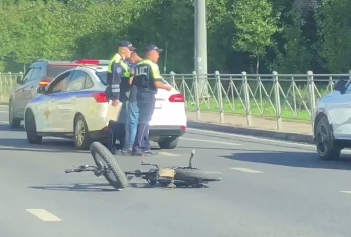 В Казани автомобиль сбил велосипедиста - на проспекте Универсиады образовалась огромная пробка