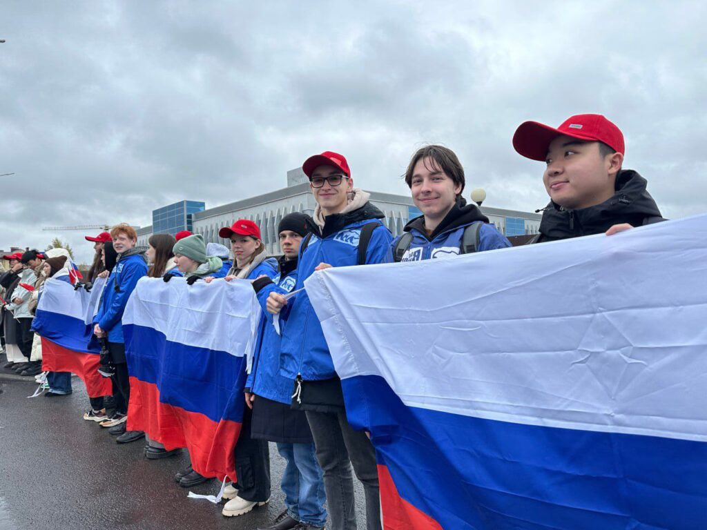 Молодогвардейцы РТ и китайские студенты проводили Си Цзиньпина после саммита БРИКС