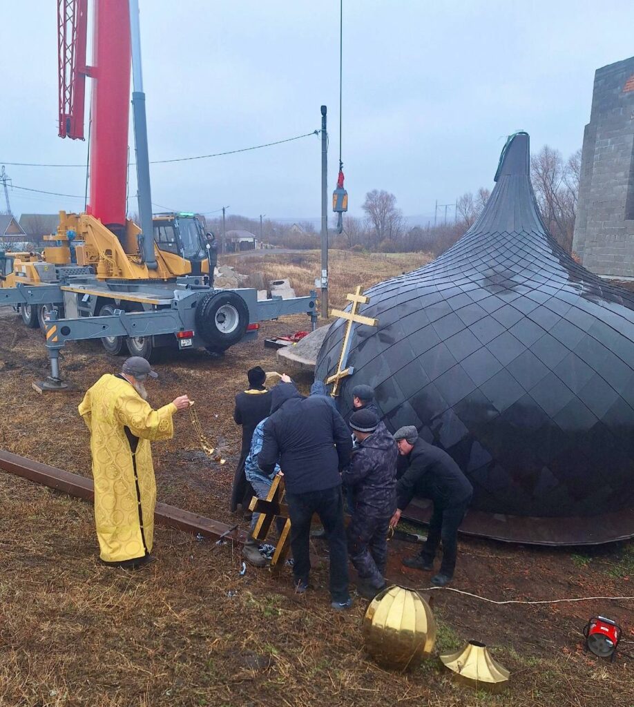 На церковь Троицы Живоначальной в Нижнекамском районе РТ водрузили купол