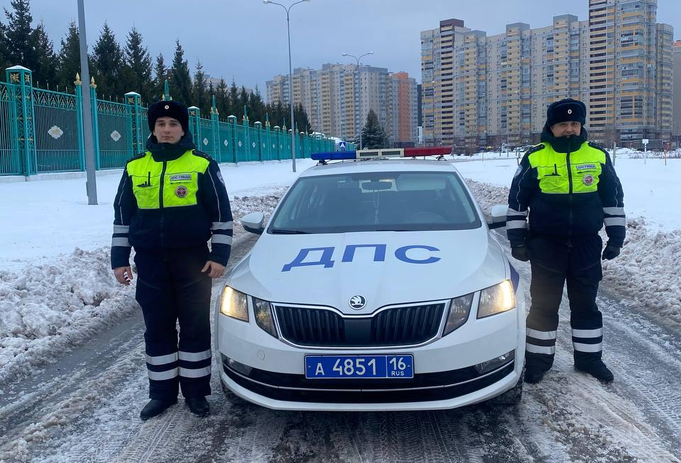 В Казани экипаж ДПС помог довезти беременную женщину в больницу